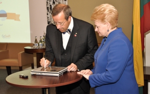 Presidendid Ilves ja Grybauskaité avasid sümboolselt Leedus peagi kasutusele tuleva elektroonilise piiriületussüsteemi, mille autoriks on Eesti ettevõte GoSwift ning mis töötab edukalt Eesti-Vene piiriületusel.