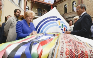 Užupise külastamine. Leedu president kinkis Užupise käsitöömeistrite valmistatud tuulelohe, et Eesti tiibades tuule ei vaibuks.