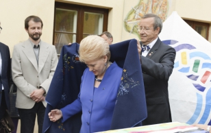Užupise külastamine. President Toomas Hendrik Ilves kinkis Leedu presidendile pleedi, kus olid Muhu tikandis Leedu rahvuslilled.