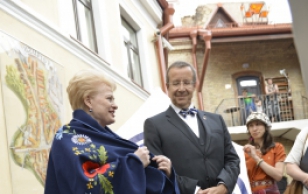 Užupise külastamine. President Toomas Hendrik Ilves kinkis Leedu presidendile pleedi, kus olid Muhu tikandis Leedu rahvuslilled.