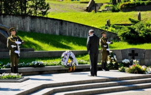 President Toomas Hendrik Ilves ja Evelin Ilves panid pärjad Antakalnise kalmistul 11. jaanuaril 1991 Vilniuse teletorni kaitsmisel hukkunutele ning Leedu presidendi ja peaministri Algirdas Brazauskase haudadele