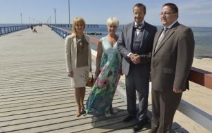 Enne äralendu Eestisse külastasid president Ilves ja Evelin Ilves ka Palangat. Pildil presidendipaar koos Palanga linnapea Šarūnas Vaitkuse ja tema abikaasaga