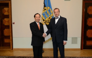 Tai Kuningriigi suursaadik Somchai Charanasomboon ja president Toomas Hendrik Ilves