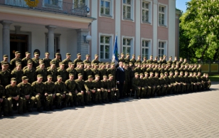 Joint photograph with servicemen of the Guard Battalion who are to be discharged into the reserve