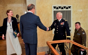 President Toomas Hendrik Ilves ja kindralmajor James A. Adkins
