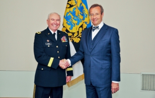 Kindralmajor James A. Adkins ja president Toomas Hendrik Ilves