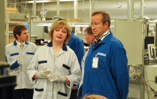 President Ilves külastas tööstuselektroonika komponente tootvat Enics Eesti AS-i
