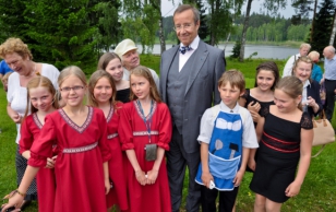 Metsapealinna puu istutamine Arbi järve äärde Elvas. President Ilves koos Elva Gümnaasiumi tütarlaste koori liikmetega