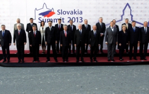 Kesk-Euroopa maade riigipeade kohtumisel osalejate ühispilt Bratislava lossi hoovis