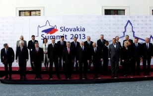 Общая фотография участников встречи глав государств Центральной Европы во дворе Братиславского замка.