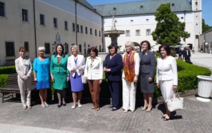 President Ilves viibib Slovakkia presidendi kutsel 12.-13. juunil Bratislavas Kesk-Euroopa riikide tippkohtumisel, kus osalevad üle 20 riigi liidrid. Presidentide abikaasadel on tippkohtumise ajal oma programm, millest võttis osa ka Evelin Ilves.