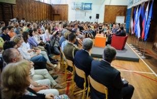 Presidendid Ilves ja Pahor debateerimas Euroopa tuleviku üle Bežigradi Gümnaasiumis.