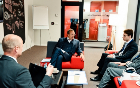 President Toomas Hendrik Ilves kohtus IKT Demokeskuses Euroopa Komisjoni digitaalarengu voliniku Neelie Kroesiga