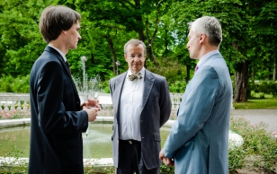 Noore kultuuritegelase preemia laureaat, pianist Mihkel Poll, president Toomas Hendrik Ilves ja noore kultuuritegelase preemia rahastaja Indrek Neivelt