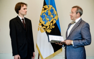 Noore kultuuritegelase preemia laureaat, pianist Mihkel Poll ja president Toomas Hendrik Ilves
