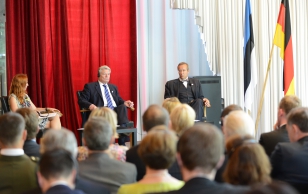 the presidents of Estonia and Germany holding a discussion on the topic \