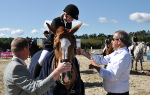 President Toomas Hendrik Ilves külastas Kärdla Ratsupäevi, kus autasustas noorte võistlussõidu kuute parimat ja Saarte Karikavõistlused 2013 sarja üldvõitjaid