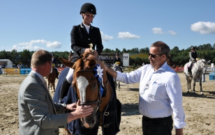 President Toomas Hendrik Ilves külastas Kärdla Ratsupäevi, kus autasustas noorte võistlussõidu kuute parimat ja Saarte Karikavõistlused 2013 sarja üldvõitjaid