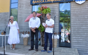 Evelin Ilves, president Toomas Hendrik Ilves ja Kärdla linnapea Georg Linkov avasid Kärdla kohvikutepäeva ning külastasid erinevaid kohvikuid