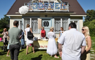 Evelin Ilves, president Toomas Hendrik Ilves ja Kärdla linnapea Georg Linkov avasid Kärdla kohvikutepäeva ning külastasid erinevaid kohvikuid