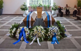 Церемония перезахоронения останков Тыниса и Магды Кинт на кладбище Метсакальмисту в Таллинне