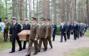 Tallinna Metsakalmistule maeti ümber Eesti Vabariigi valitsuse eksiilis peaministri presidendi ülesannetes Tõnis Kindi ja Magda Kindi säilmed.