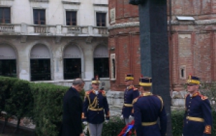 President Toomas Hendrik Ilves pani pärja Rumeenia südametunnistuseks nimetatud Corneliu Coposu ausamba juurde.