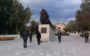 President Toomas Hendrik Ilves asetas esimese välisriigi liidrina lilled Chisinaus hiljuti avatud totalitarismiohvrite mälestusmärgi juurde