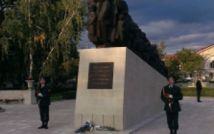 President Toomas Hendrik Ilves asetas esimese välisriigi liidrina lilled Chisinaus hiljuti avatud totalitarismiohvrite mälestusmärgi juurde