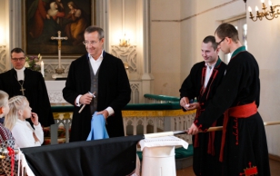 President Toomas Hendrik Ilves lõi Mulgimaa lipule sisse sümboolse hõbenaela