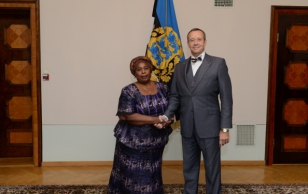 Sambia Vabariigi suursaadik Edith Mutale ja president Toomas Hendrik Ilves