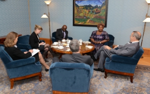 Sambia Vabariigi suursaadik Edith Mutale ja president Toomas Hendrik Ilves