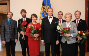 President Toomas Hendrik Ilves koos hariduspreemia ja reaalteaduste eripreemia laureaatide ja preemia rahastajatega