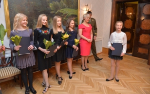 Väike osa noore sportlase võistkonnapreemia laureaatidest võimlemisklubi Janika noorte rühmast Diamonds