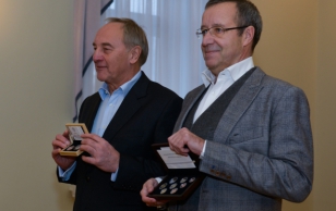 President Bērziņš kinkis Eesti riigipeale Läti euromüntide stardikomplekti, president Ilves andis vastukingituseks väärismetallist Eesti esimesed euro-meenemündid.