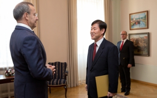 President Toomas Hendrik Ilves ja Korea Vabariigi suursaadik Chang Dong-hee