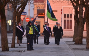 Riigilipu heiskamise tseremoonia Eesti Vabariigi väljakuulutamise mälestusmärgi juures Pärnus Rüütli platsil.