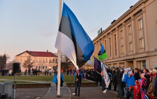 Riigilipu heiskamise tseremoonia Eesti Vabariigi väljakuulutamise mälestusmärgi juures Pärnus Rüütli platsil.