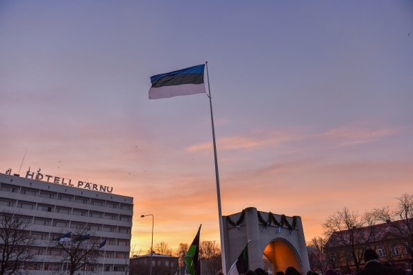 Riigilipu heiskamise tseremoonia Eesti Vabariigi väljakuulutamise mälestusmärgi juures Pärnus Rüütli platsil.