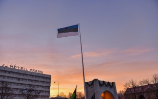 Riigilipu heiskamise tseremoonia Eesti Vabariigi väljakuulutamise mälestusmärgi juures Pärnus Rüütli platsil.