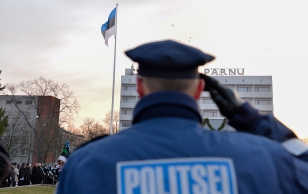 Riigilipu heiskamise tseremoonia Eesti Vabariigi väljakuulutamise mälestusmärgi juures Pärnus Rüütli platsil.