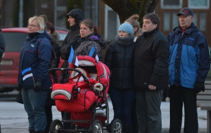 Riigilipu heiskamise tseremoonia Eesti Vabariigi väljakuulutamise mälestusmärgi juures Pärnus Rüütli platsil.