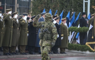 Kaitseväe paraad Pärnu Keskväljakul.