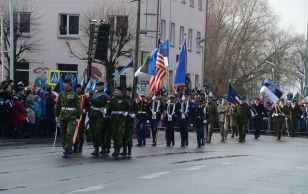 Kaitseväe paraad Pärnu Keskväljakul.