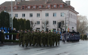 Kaitseväe paraad Pärnu Keskväljakul.