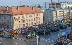 Kaitseväe paraad Pärnu Keskväljakul.