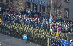 Kaitseväe paraad Pärnu Keskväljakul.