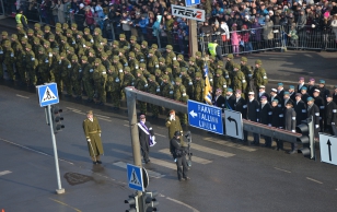 Kaitseväe paraad Pärnu Keskväljakul.