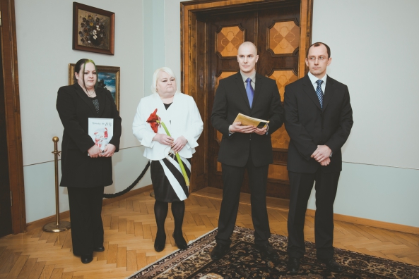 Tiitli andsid riigipeale üle Eesti Maksumaksjate Liidu esindajad Ille Paltser, Eva Paltser, Martin Huberg ja Ivo Raudjärv