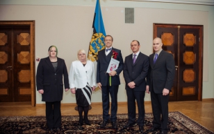 Tiitli andsid riigipeale üle Eesti Maksumaksjate Liidu esindajad Ille Paltser, Eva Paltser, Ivo Raudjärv ja Martin Huberg
